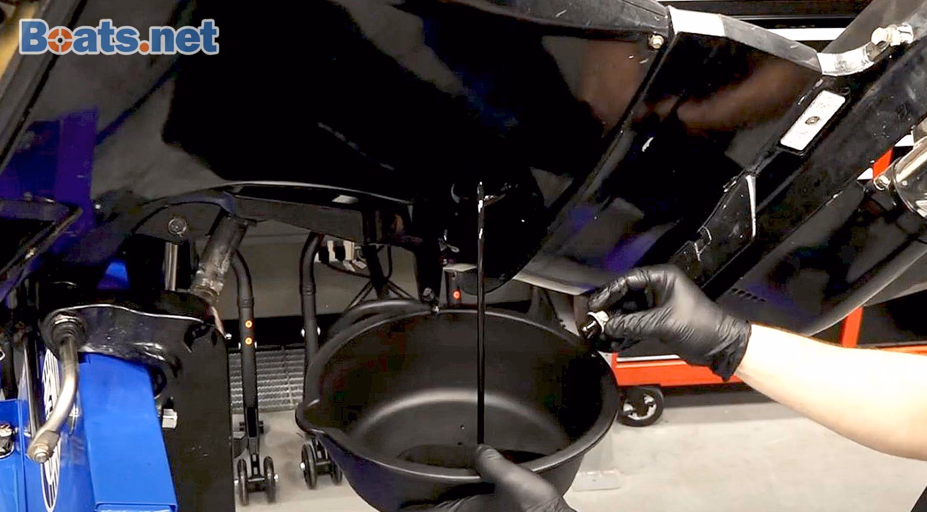 Does a 115 Merc 4 stroke drain engine oil?