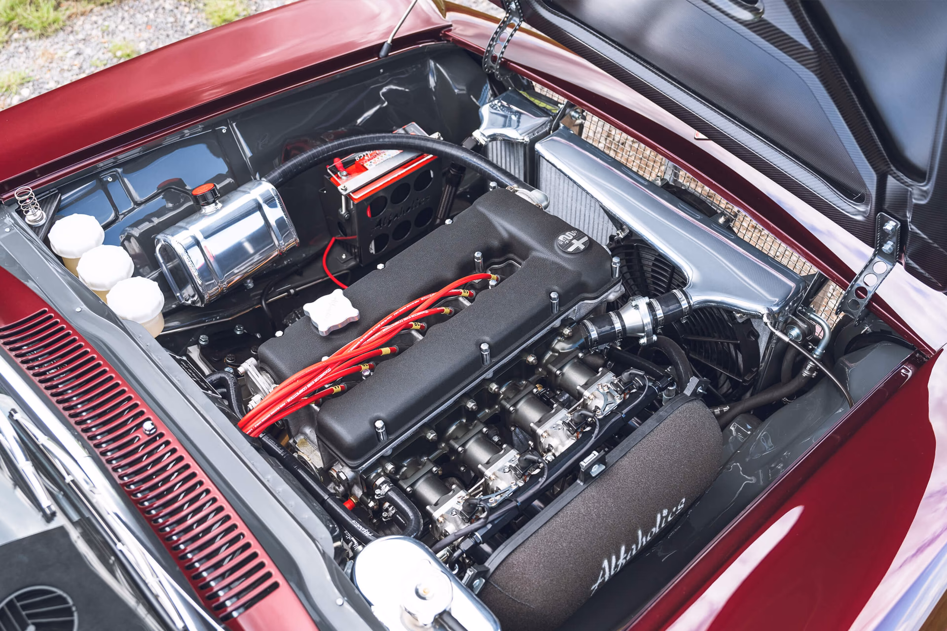 What kind of engine does an Alfa Romeo have?