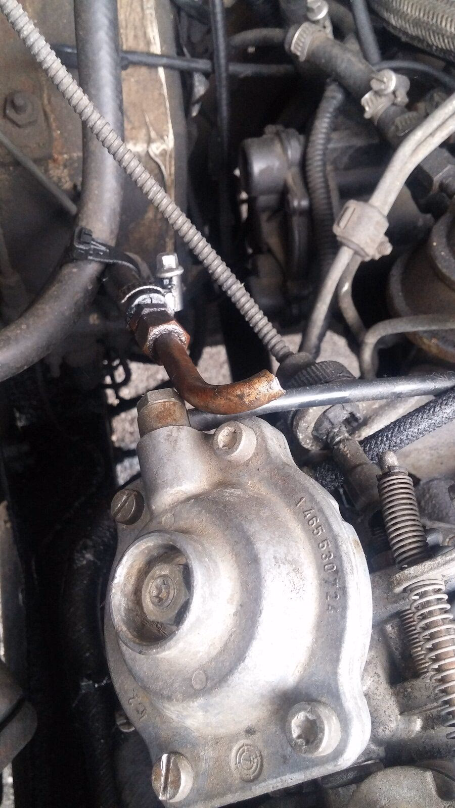How do I know if my VE fuel injection pump is leaking?
