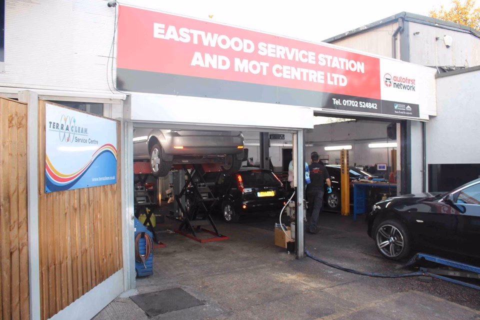 Who is AZ's MOT & service centre?