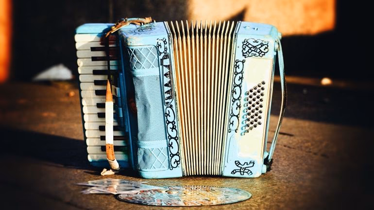 Qui a inventé l'instrument akkordion ?