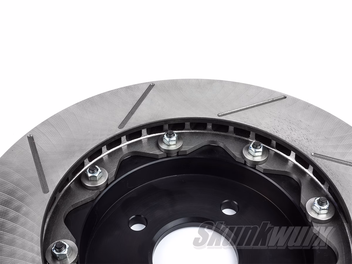 How does Alcon caliper retraction work?
