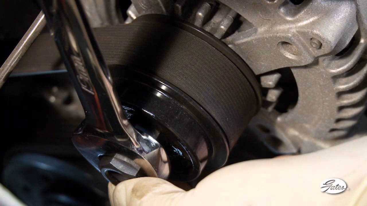 How does a car alternator pulley work?