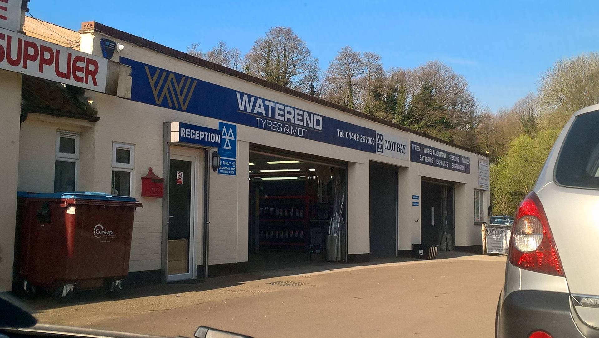 What are Apsley Tyres' opening times?