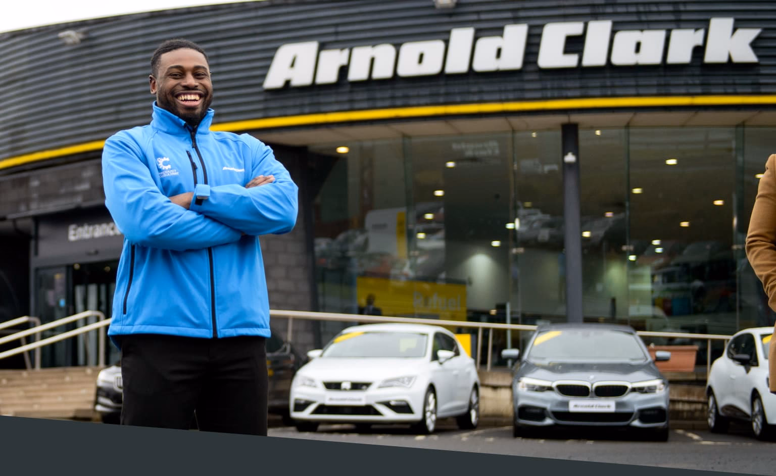 How do I book a service at Arnold Clark service centre?