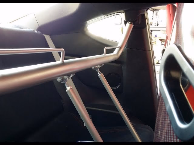 How do you put a roll cage harness on a saloon?