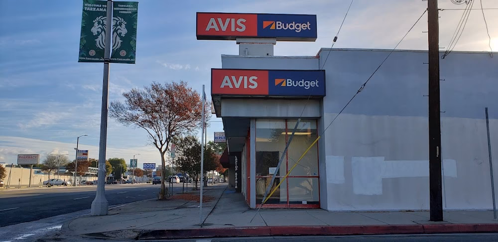Does Avis have emergency roadside assistance?