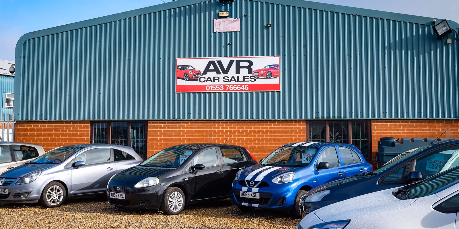 Who manages the MOT Bay at AVR?