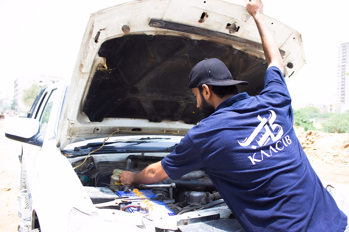 Which auto repair workshop in Karachi provides free car pickup & towing?