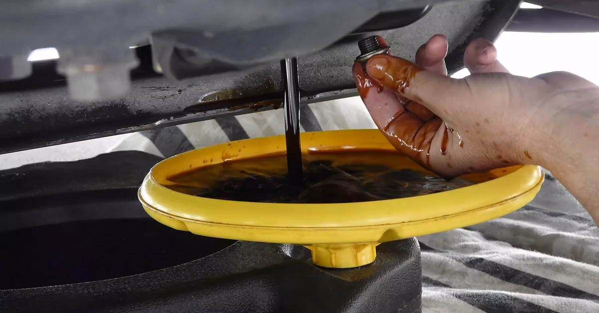 How do you keep oil from splattering on a drain?