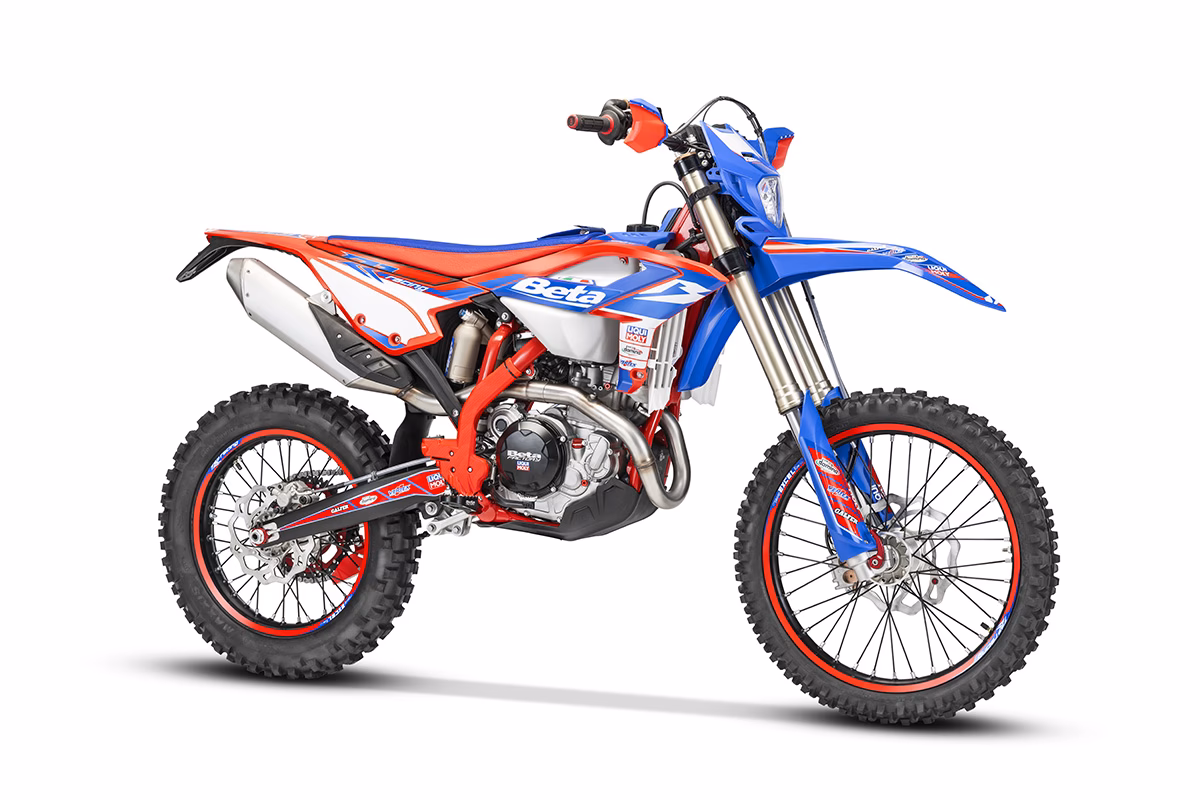 Does the 2018 Beta 300 RR have a closed-cartridge fork?