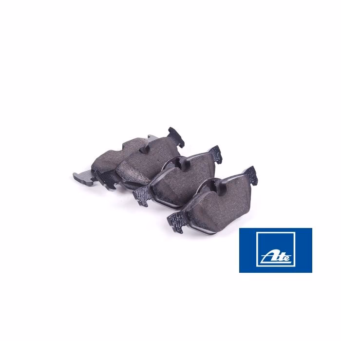 Does BMW E9x 3 series have rear brake pads?