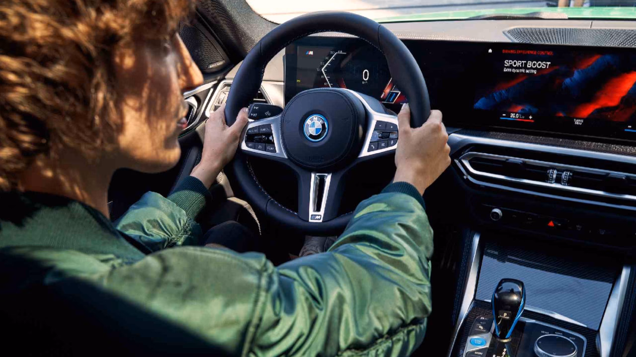 Can I transfer my pay monthly service plan to a new BMW?