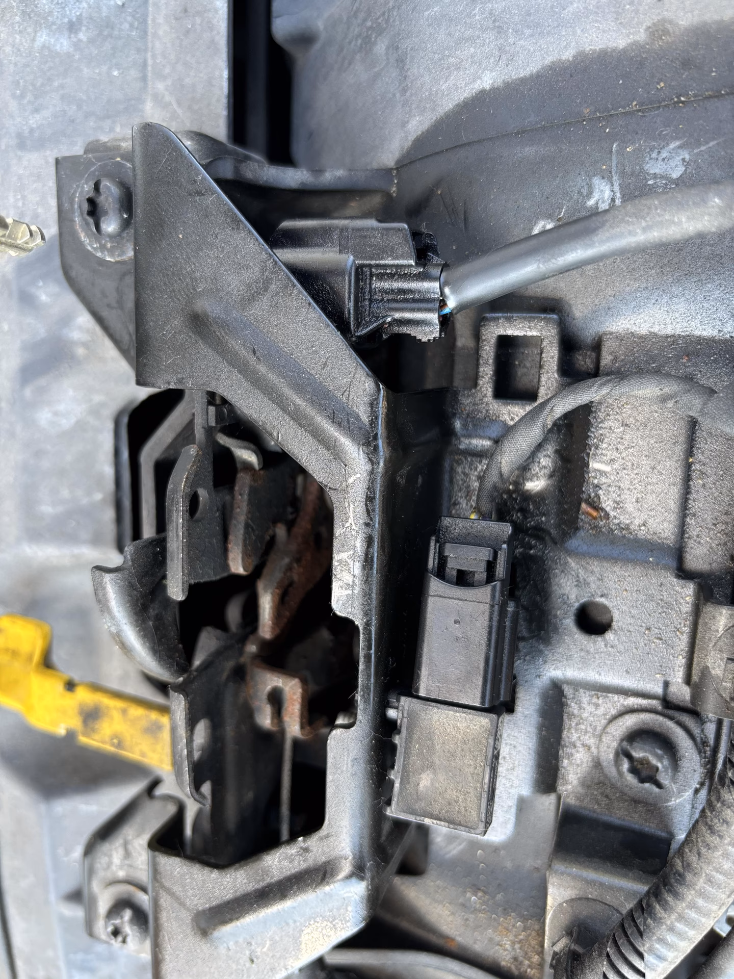 How to open bonnet e90413?