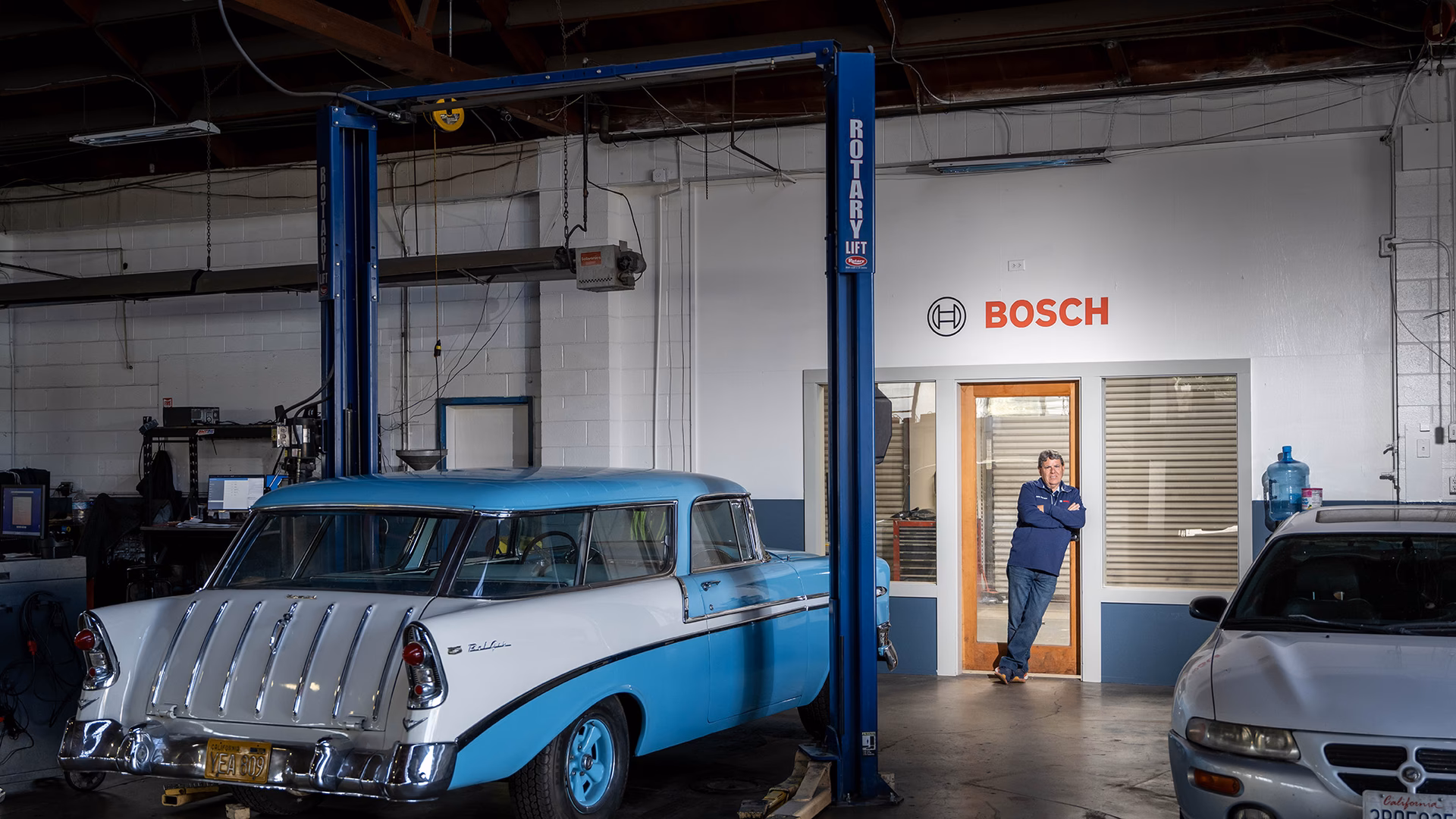 How can I reach the Bosch Service Center?