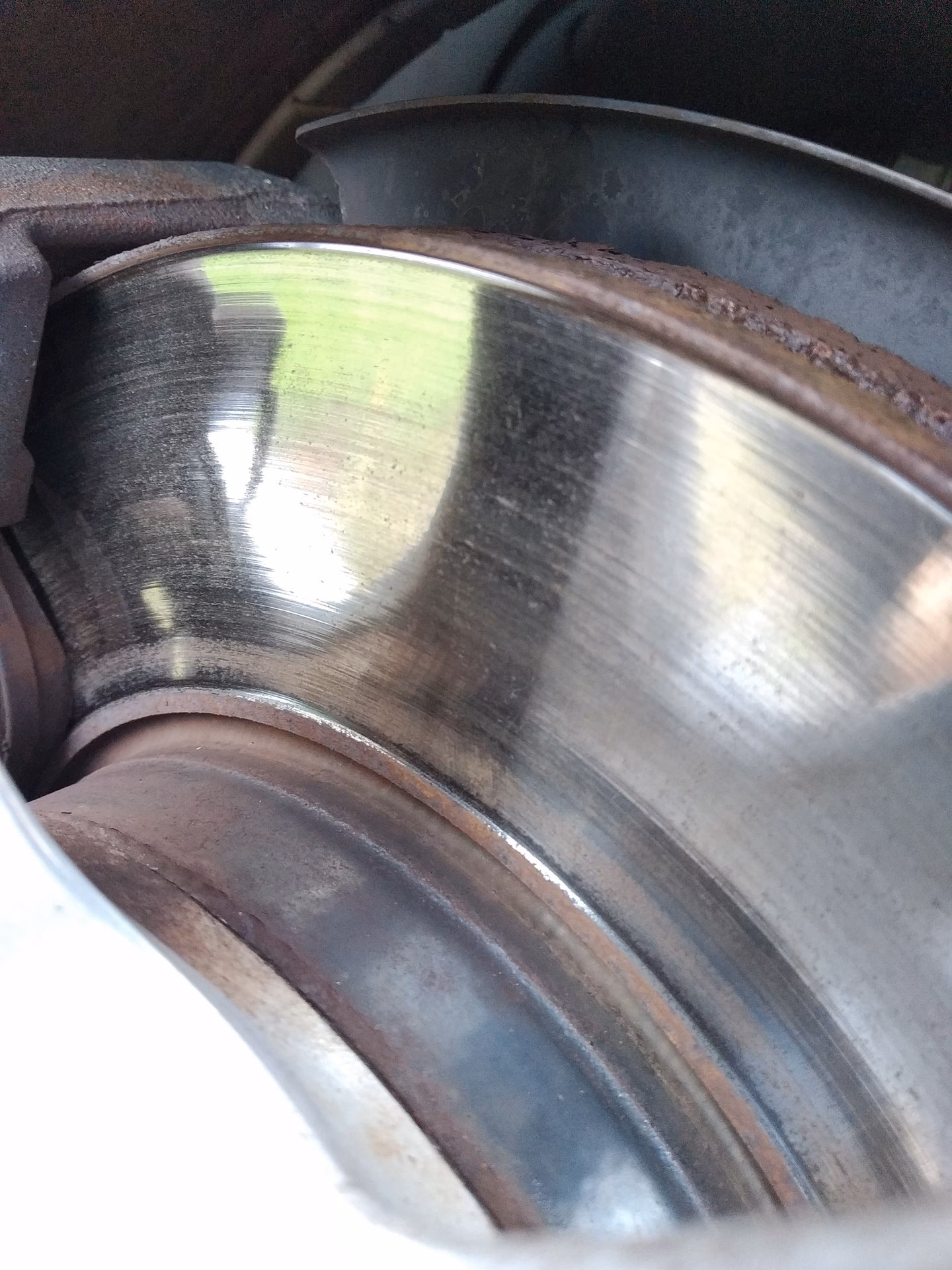 Are brake discs lipped?