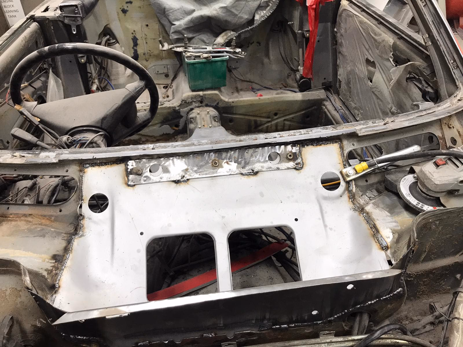 How do you remove a bulkhead from a car?