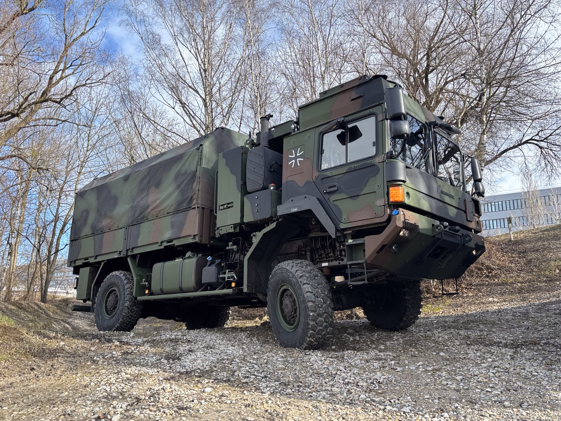 Why does the Bundeswehr use a dingo all-protected carrier vehicle?
