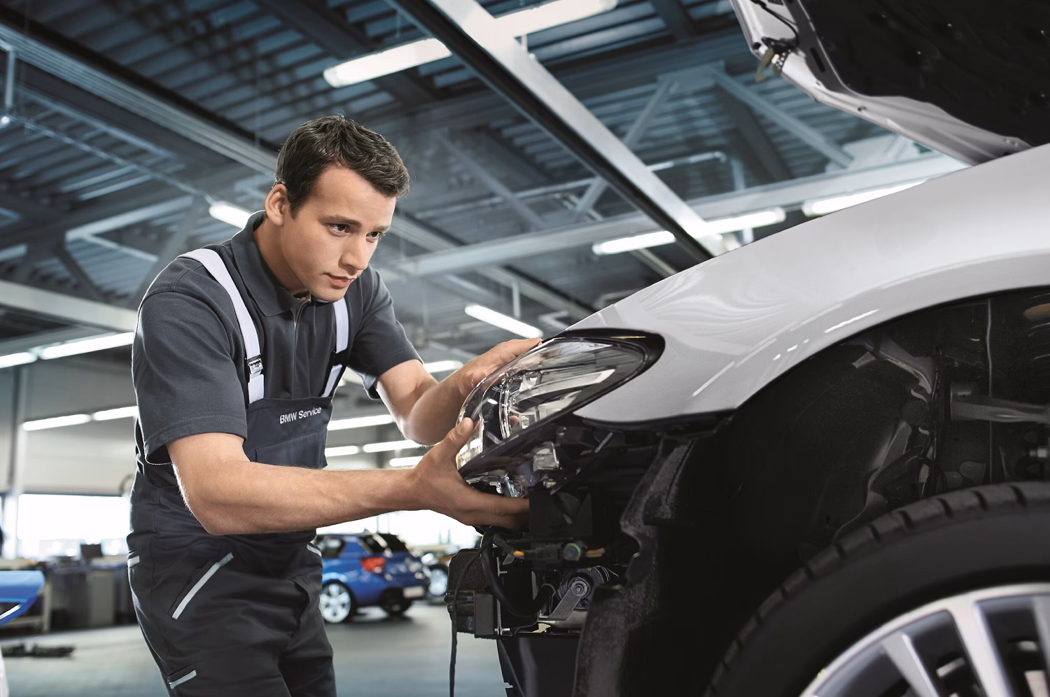 Do auto body shops in Edmonton repair or replace glass?