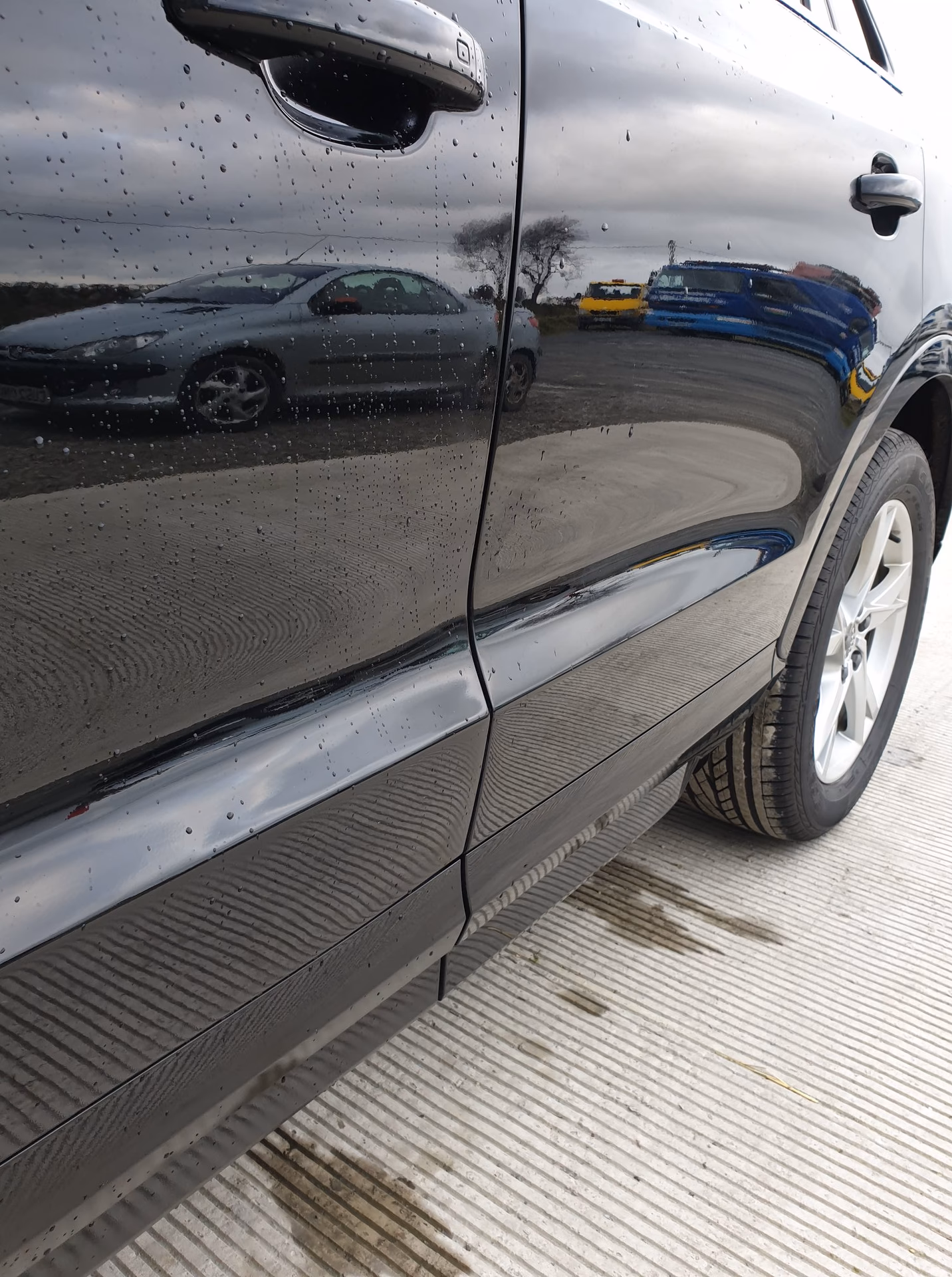 Who is RHR vehicle body repair Carmarthen?