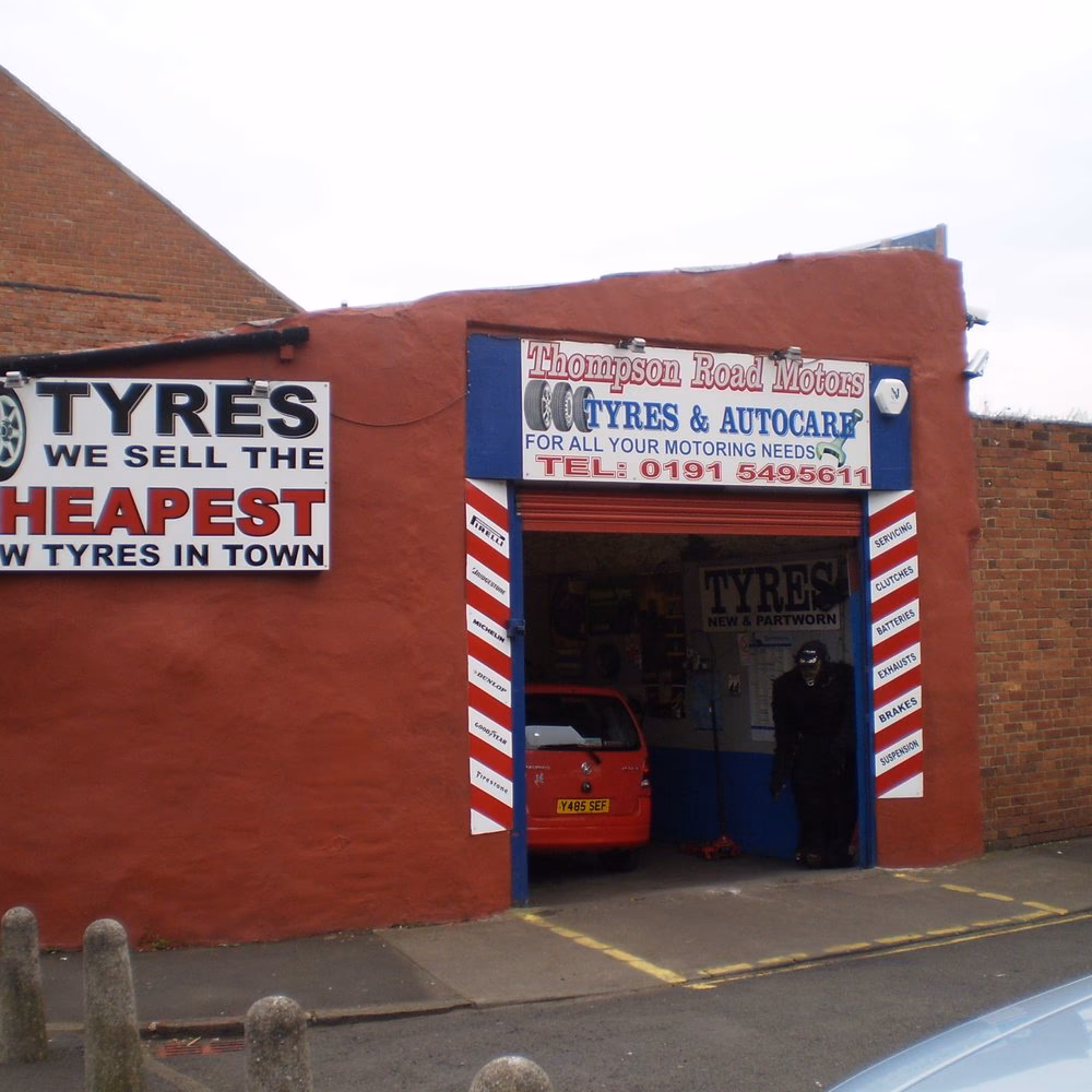 Who is jd'z car & commercial specialist body repairs?