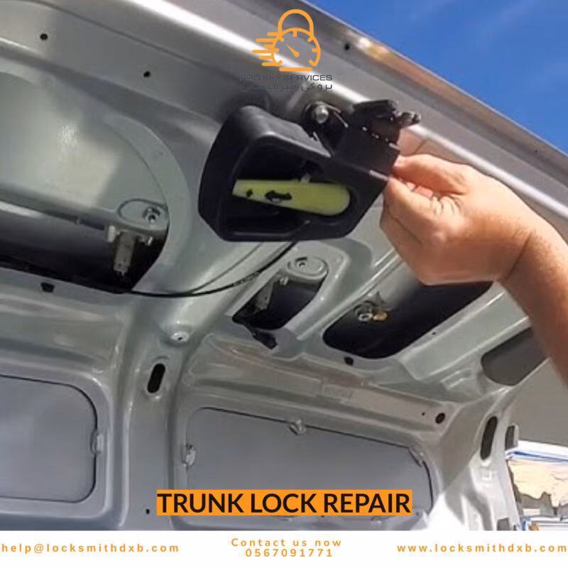 How do auto locksmiths fix a car lock?