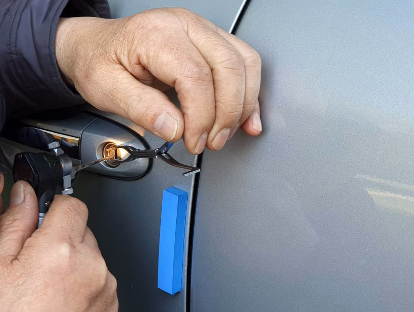 What is a mobile car locksmith service?