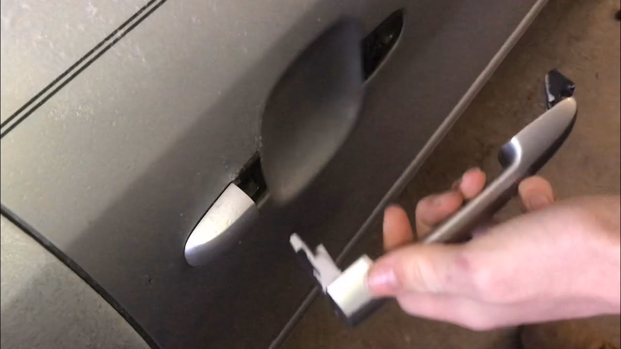 How do you replace a door handle on a 2006 Hyundai?