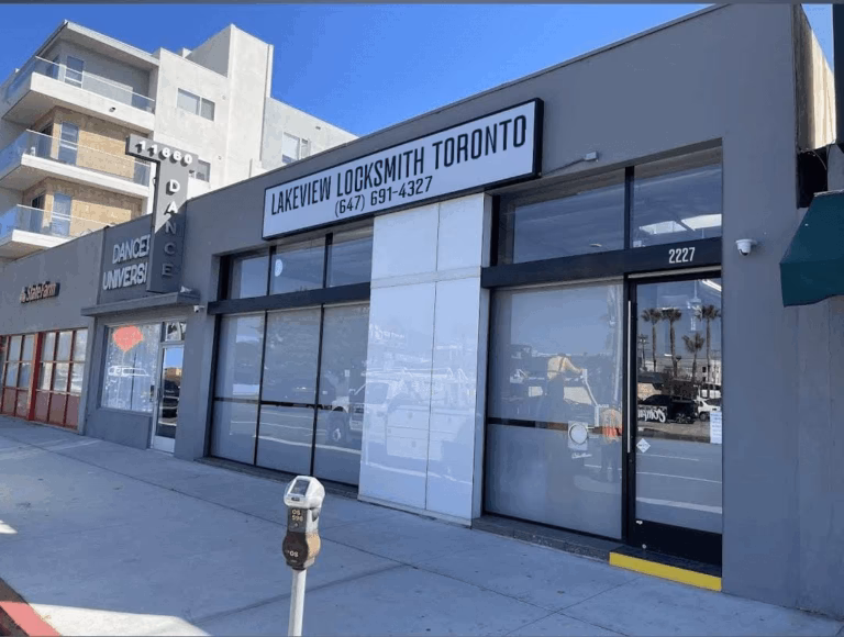 Can a car locksmith fix a broken key?