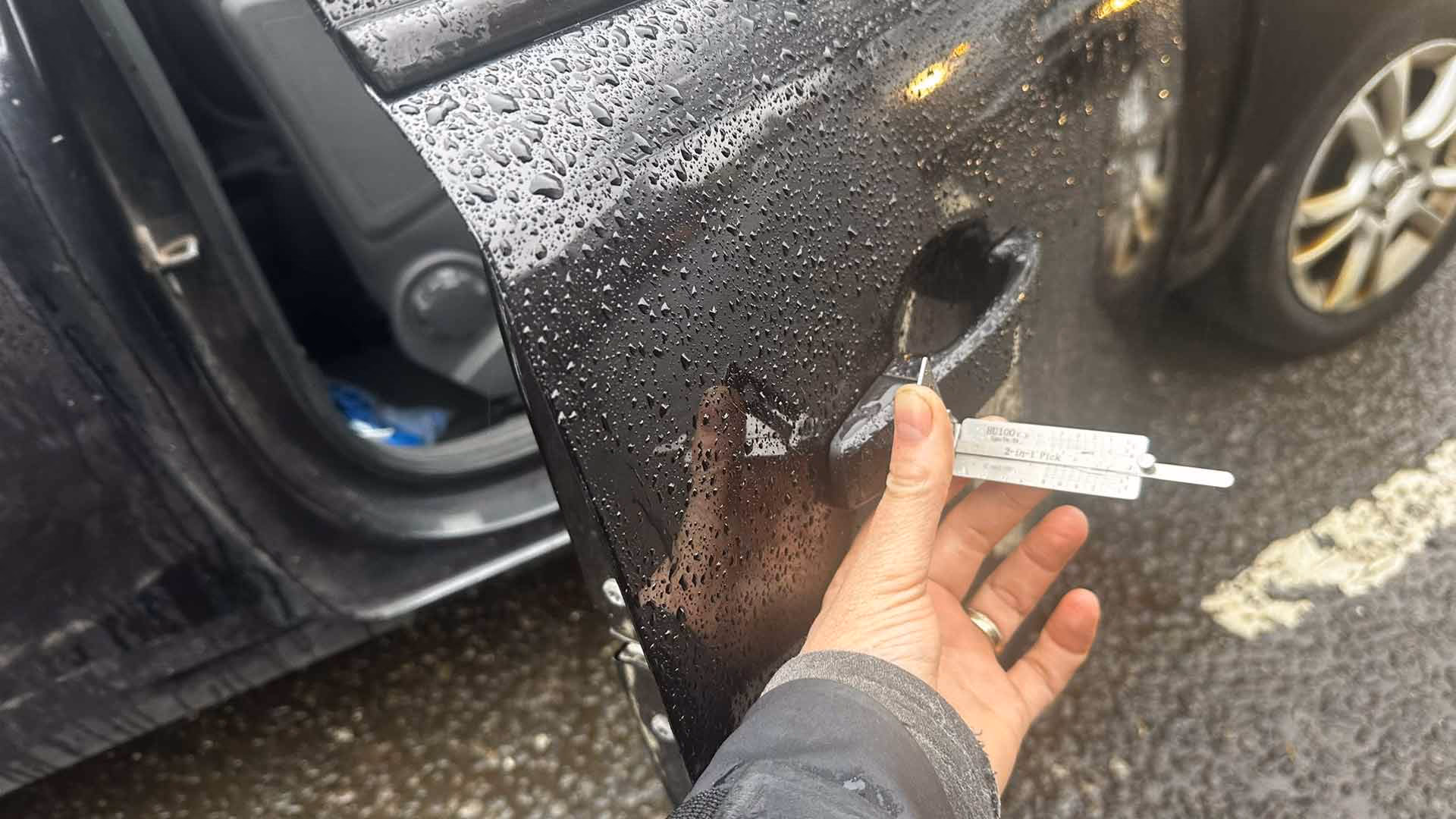 Where can a car locksmith repair a key?