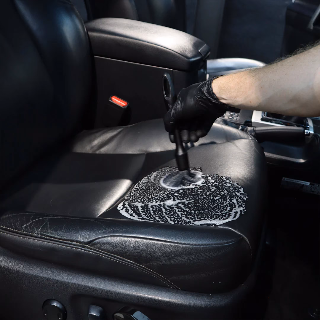 How does a mobile car detailing service work?