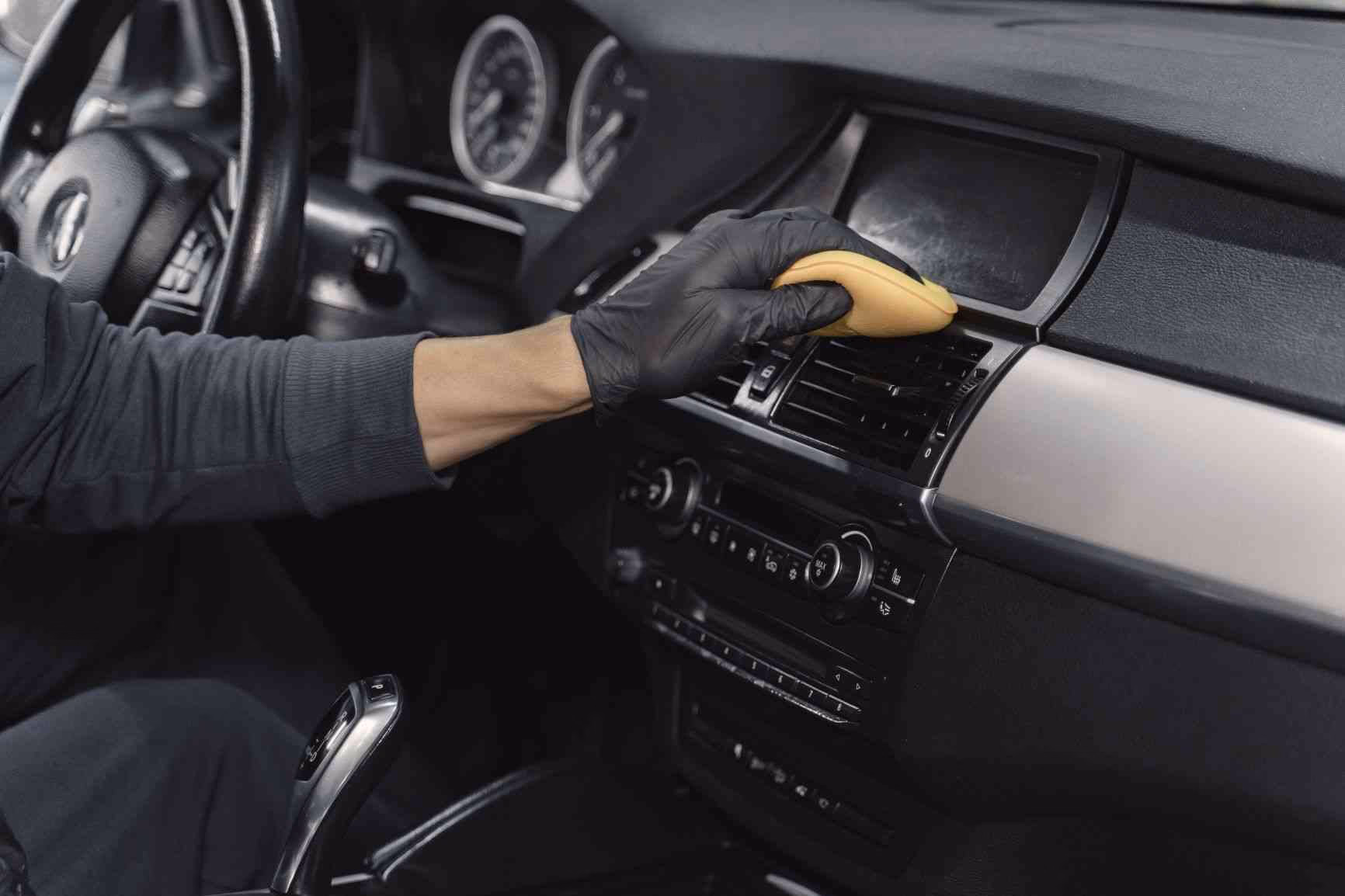Where is Rius car detailing service based?