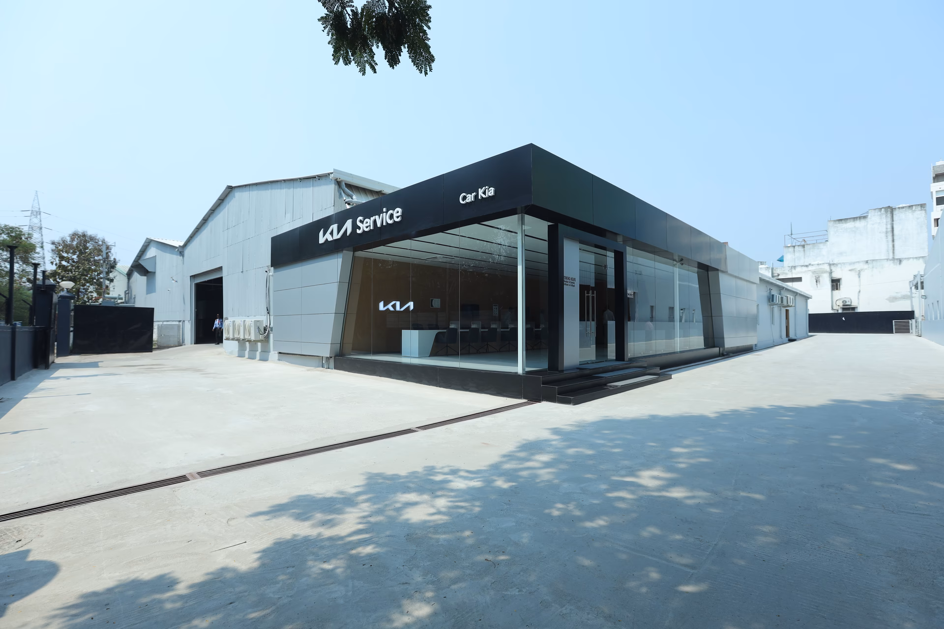 How many authorized Kia car service centers in India?