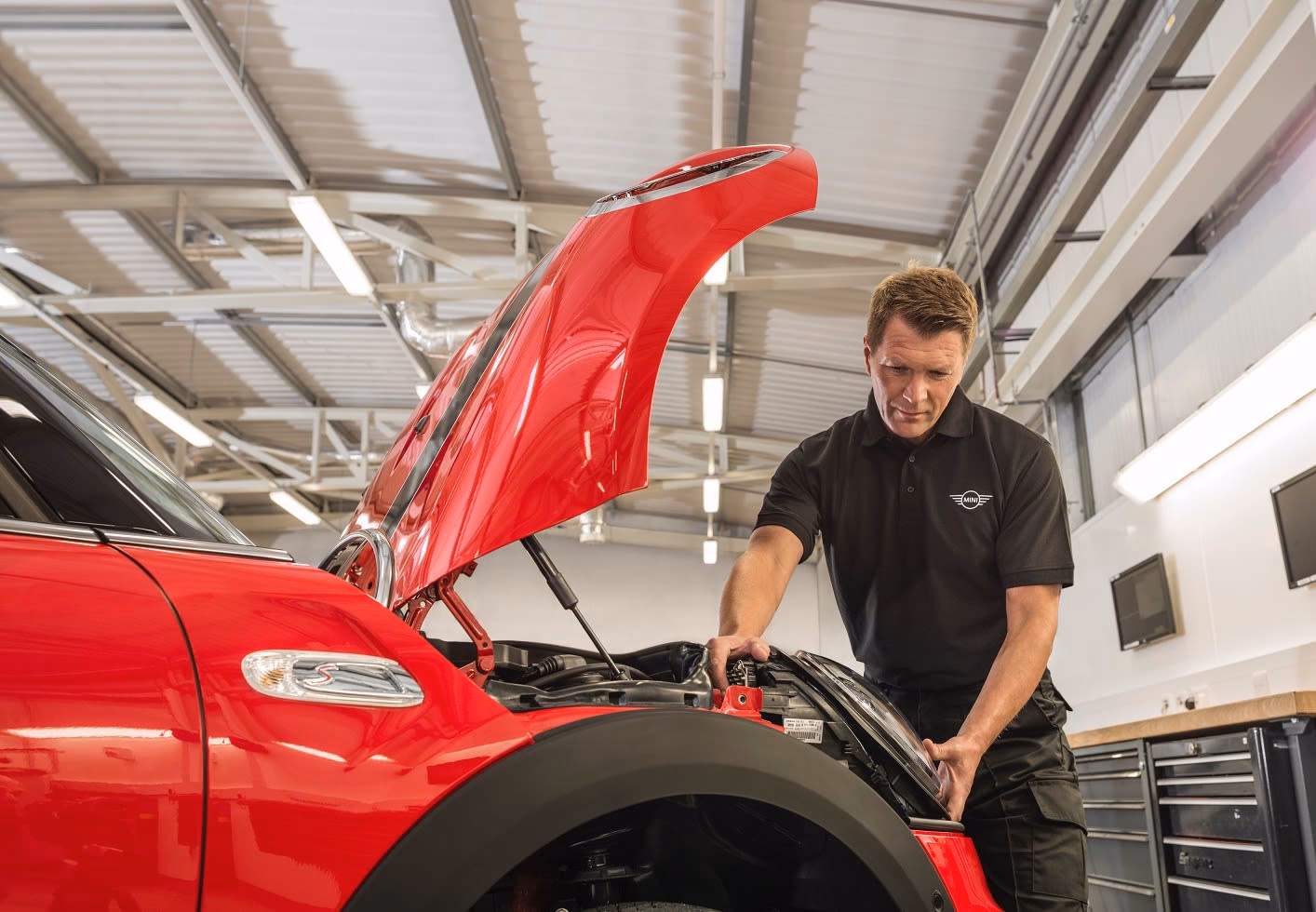 Who is Wollaston Motors & North Oxford garage?