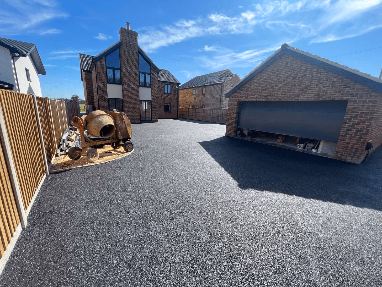 Who is tarmac laying?