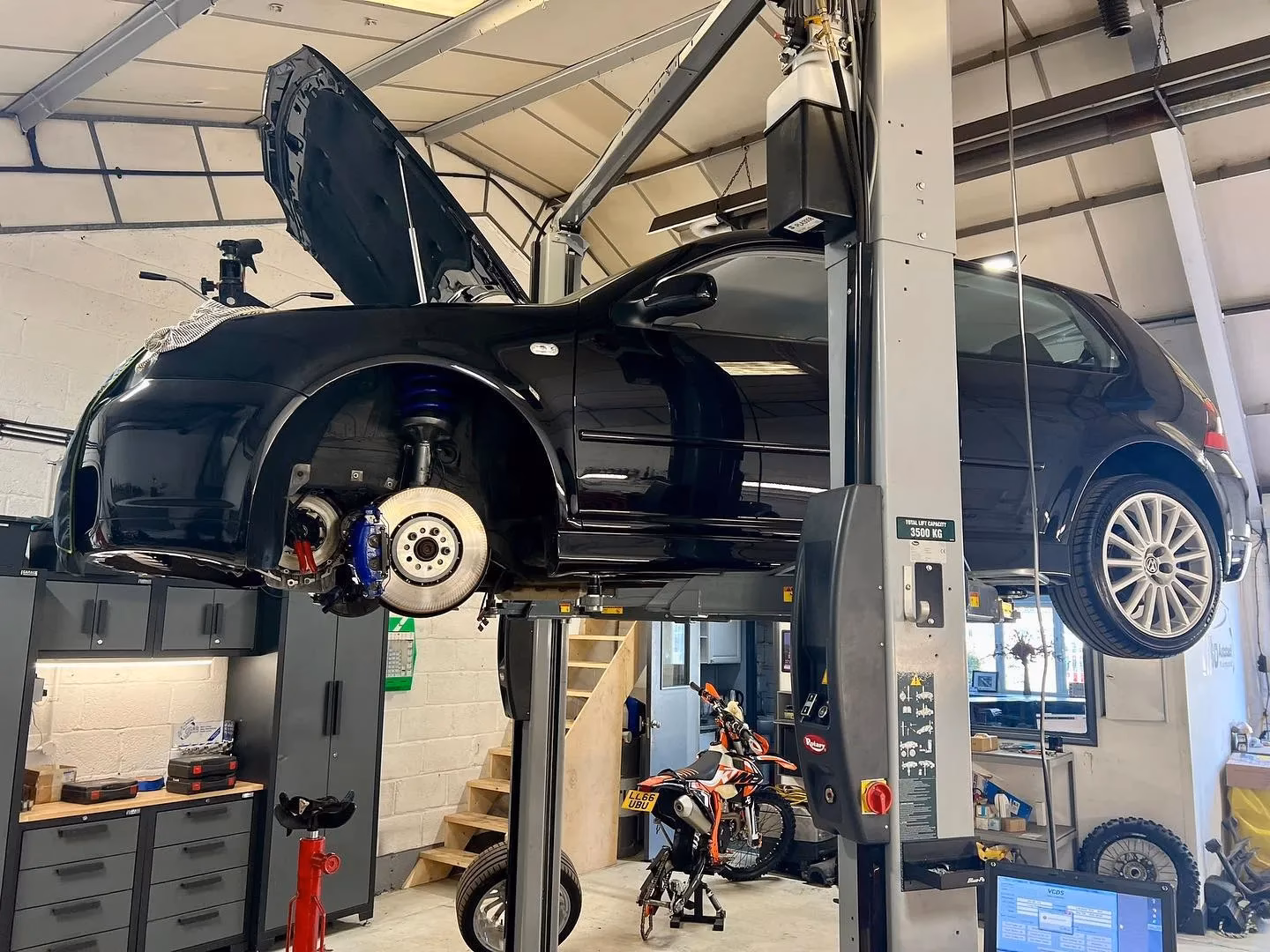 Who are East Grinstead crash repairs?