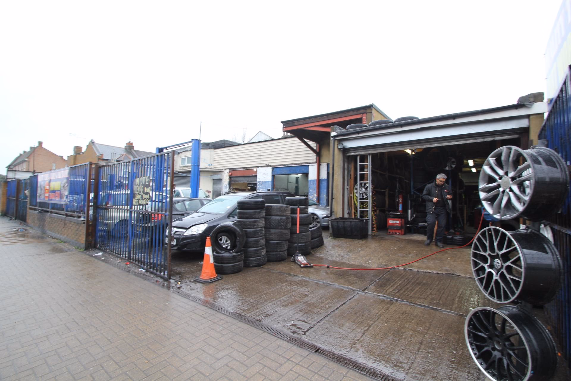 How much does it cost to rent a mechanic shop?