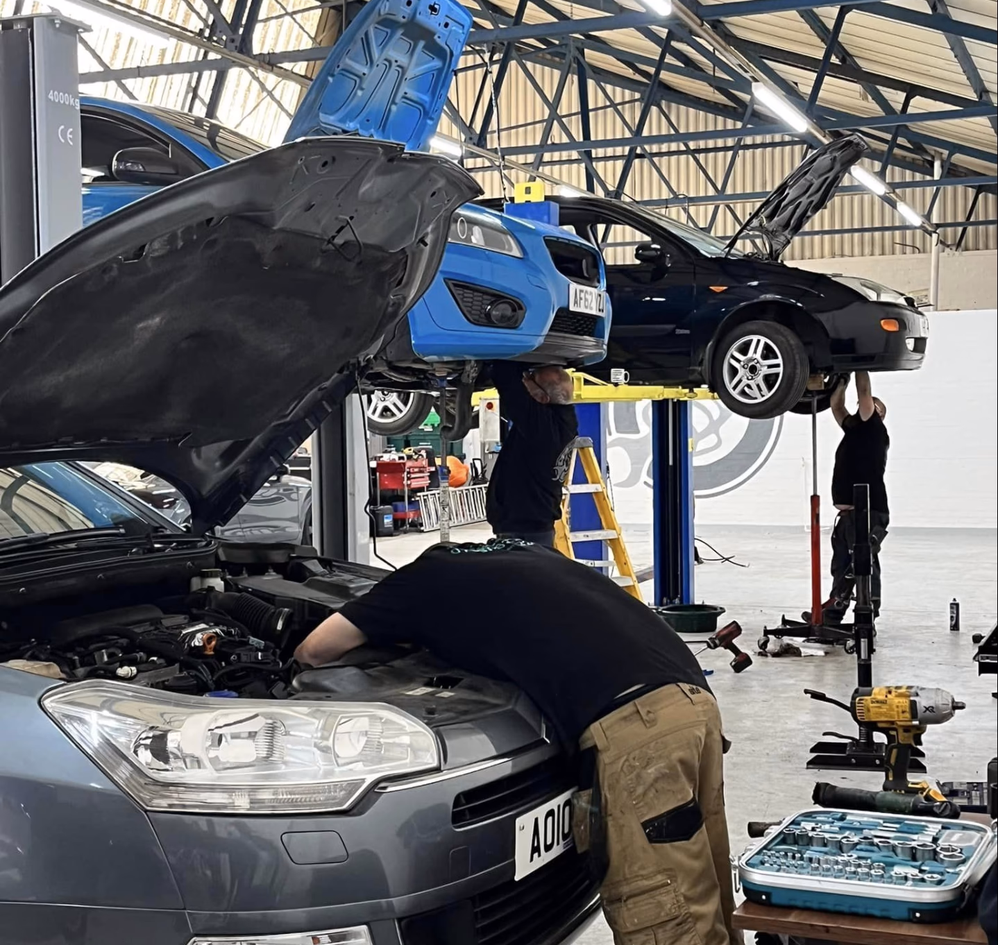 When did Weedon garage move to Daventry?