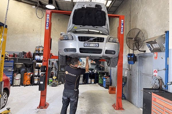 Where can I find a car mechanic in Greensborough?