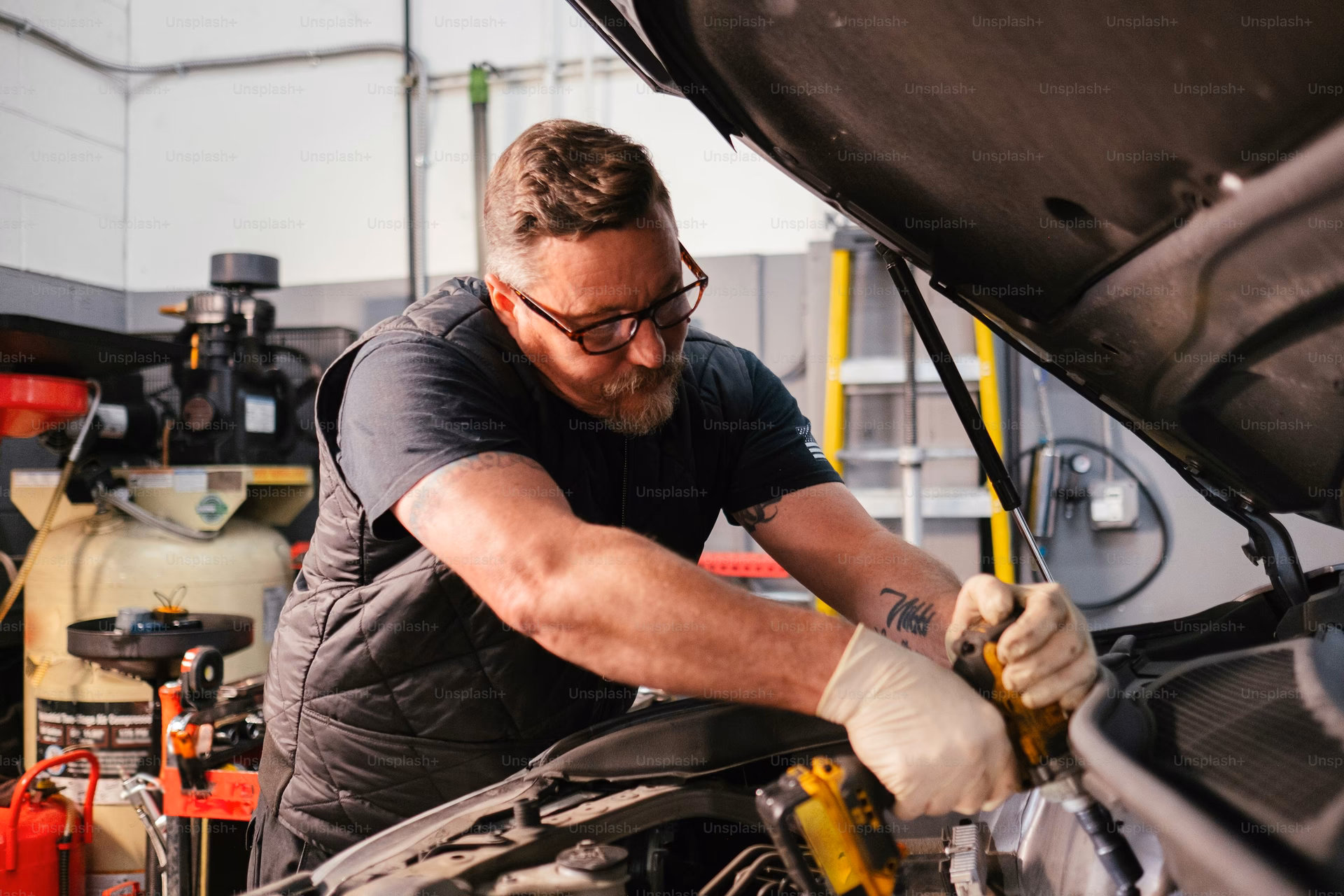 How many car repair wallpapers are there?