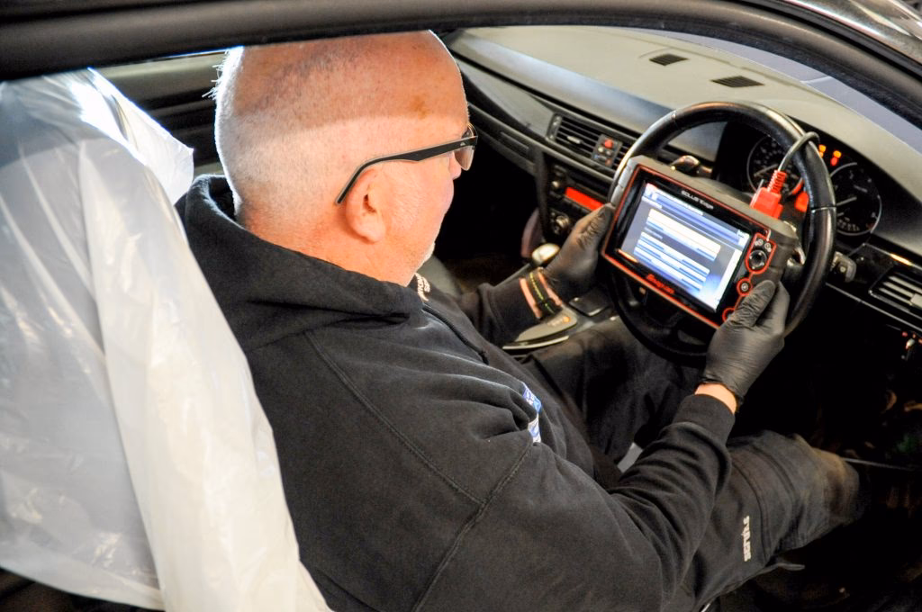 Who are Hawkinge vehicle services?