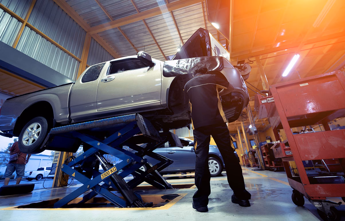 What services does S&R autos offer in ub10?