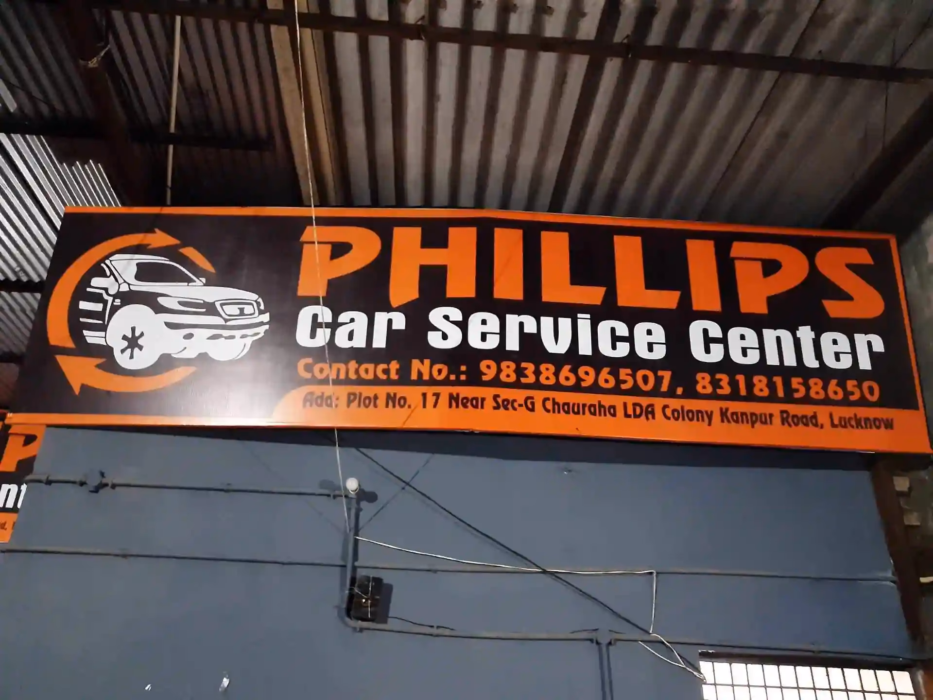 How many car service centers are there in Lucknow?