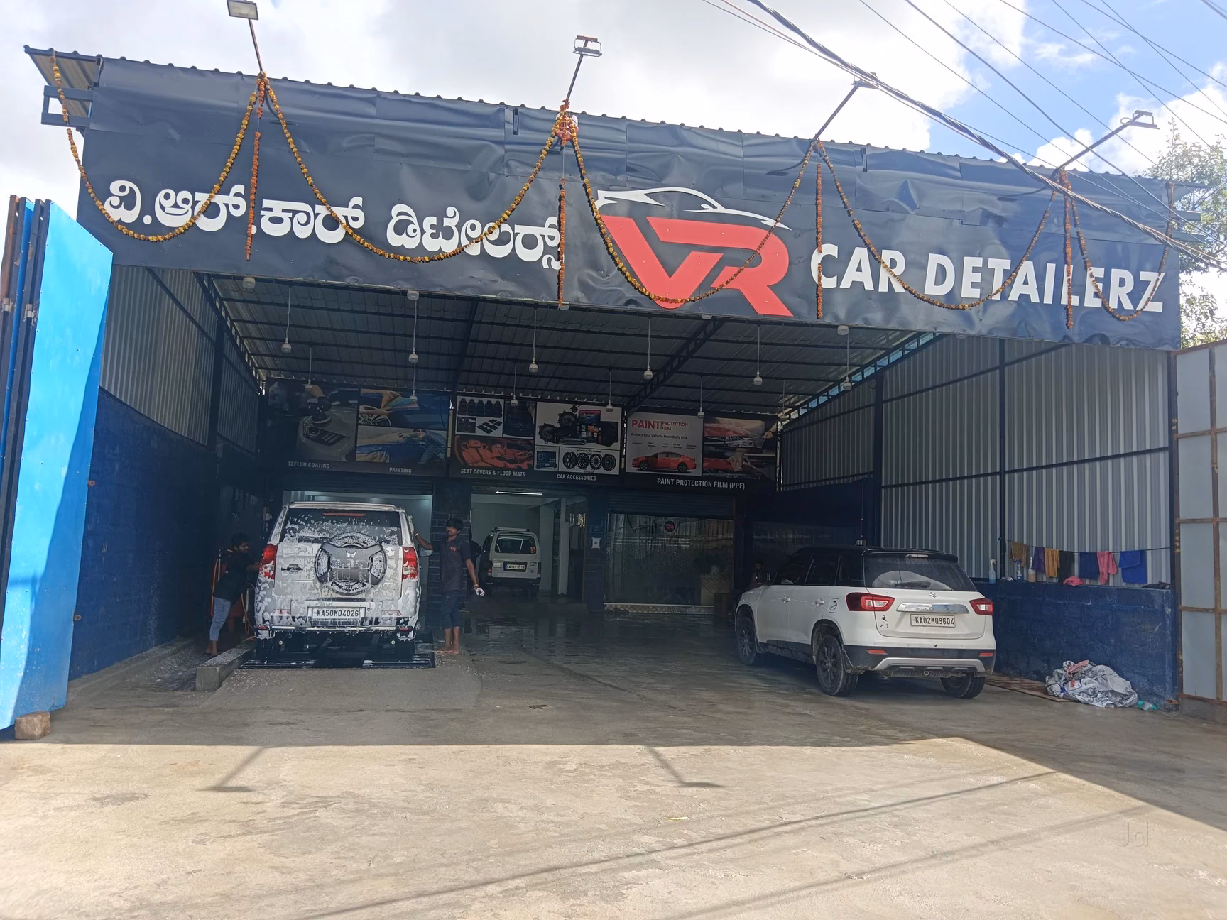 How many cars does Maruti service in Bengaluru?