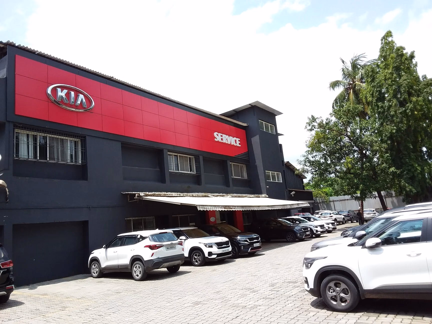 How many car service centers are there in Thane?