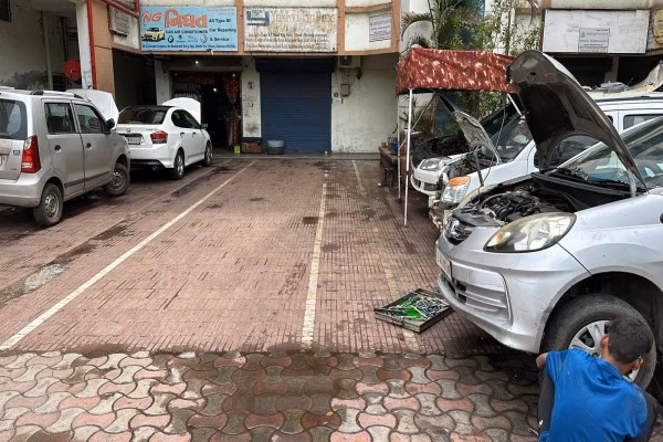 How many car service centers are there in Vadodara?