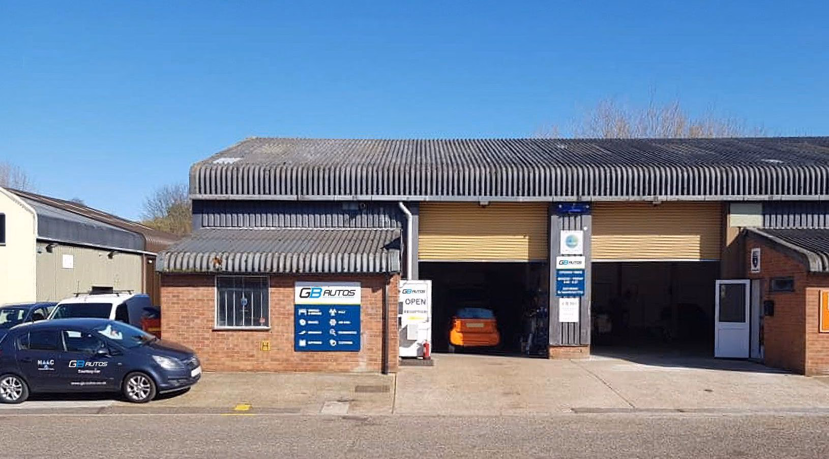 Who is a mechanic at Halstead garage?