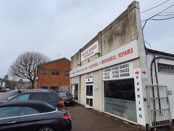 Are there car parks near Harpenden Town Centre?