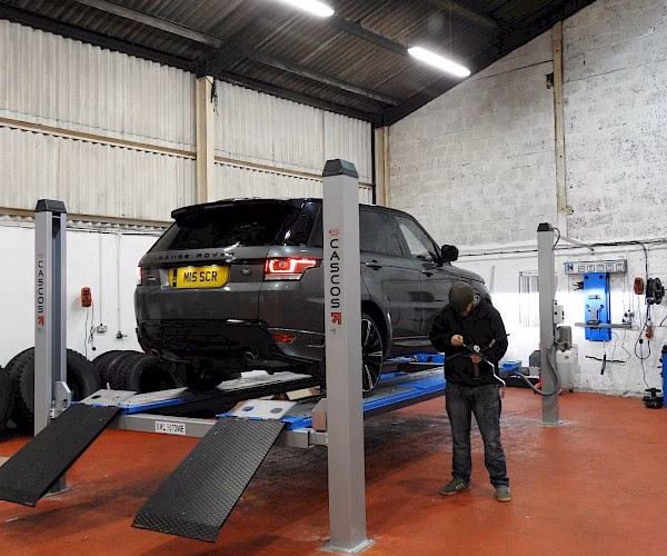 Does Lerwick autos offer a commercial garage?