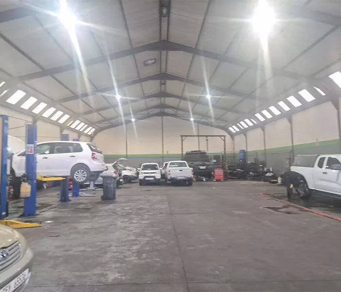 Who is 5th Avenue Auto Centre Point s Parow?